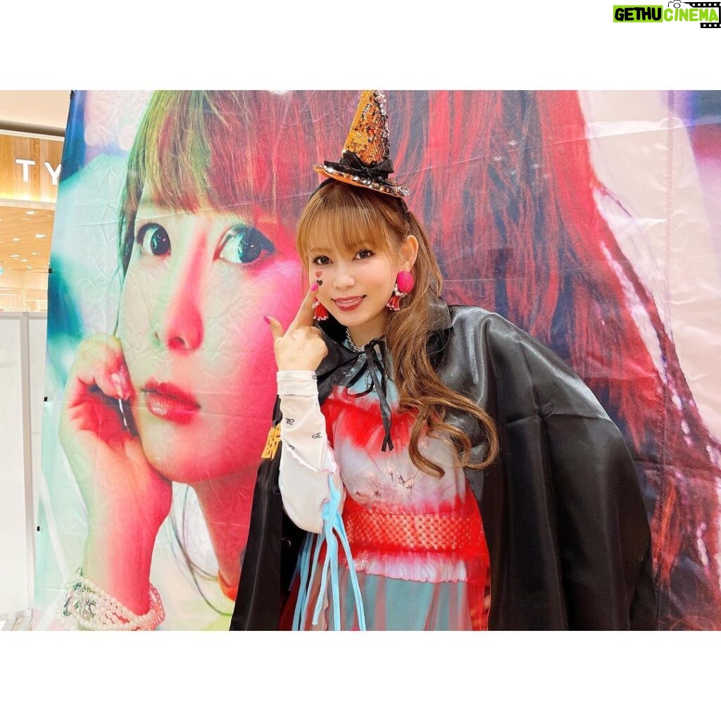 Shoko Nakagawa Instagram - ハッピーハロウィン🎃👻 ハロウィンモードで山梨県甲府で歌いました！ちびっこもいっぱい！ 中川翔子〜しょこたん！のコールがめちゃくちゃ嬉しかったみんな天才すぎる！ 山梨県地元の皆様も、遠くから遠征してくれた方もみんな本当に感謝ですありがとうございます😭会えて本当嬉しい #山梨 #中川翔子 #しょこたん