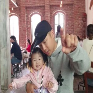 Shorry J Instagram - 내새끼들이랑 아침데이트❤️
사랑해❤️👨‍👩‍👧
#IZZAE #딸바보
