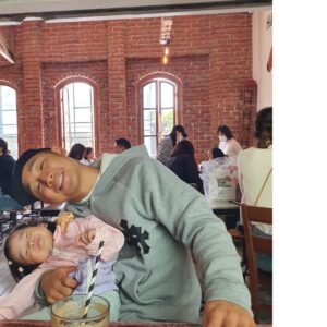 Shorry J Instagram - 내새끼들이랑 아침데이트❤️
사랑해❤️👨‍👩‍👧
#IZZAE #딸바보