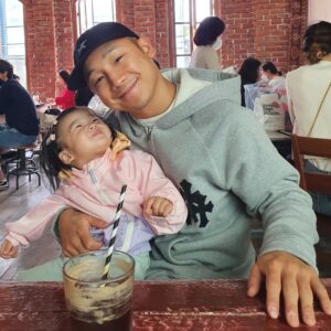 Shorry J Instagram - 내새끼들이랑 아침데이트❤️
사랑해❤️👨‍👩‍👧
#IZZAE #딸바보