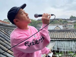 Shorry J Instagram - 기와지붕위에 올라 노래한곡 
취화선바이브
유선마이크맛이있지
축가를 주말마다 하는 느낌😆🙏 
크리스결혼축하해~~👰👨‍💼
#마이티마우스 #쇼리