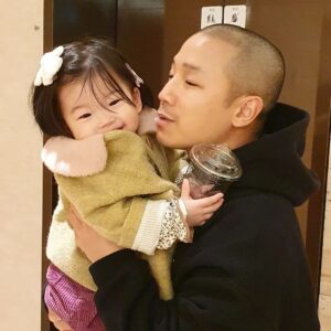 Shorry J Instagram - 뽀뽀 받기 어려운 #IZZAE 💋💗
요즘 에너지가 너무 넘치네...😇😭😄
너는 나의 energy~를 너무 쓰게하네^^
이한몸다바쳐 사랑해~❤️😘
천천히크자ㅋㅋㅋ
#딸바보 #GIRLDAD #쇼리