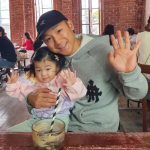 Shorry J Instagram - 내새끼들이랑 아침데이트❤️
사랑해❤️👨‍👩‍👧
#IZZAE #딸바보