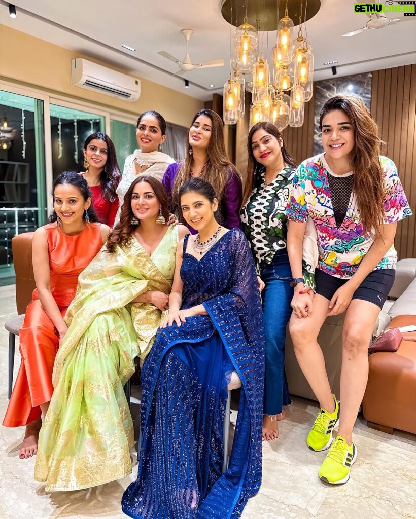 Shraddha Arya Instagram - Pre Diwali Celebrations With Fam-Jam ♥️🧿 . . #friendswalidiwali