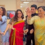 Shraddha Arya Instagram - Of course, No Birthday Celebration is Complete until I’ve celebrated it with my Kundali Family! So grateful for this gang, moment and Show… May we all live together to be a 100 years Old ❤️ #KyndaliBhagya #ShraddhaArya #BirthdayCelebrationAtWork
