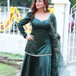 Shraddha Arya Instagram - Real Smiles hai, No Filter Vibes Hai🦚 #HappyWorldSmileDay Styling : @sacorina ❤️ Photographer: @pappu.gupta.549