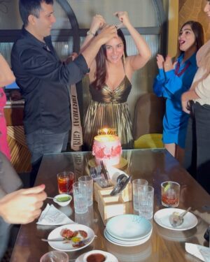 Shraddha Arya Instagram - I think I’m not meant to have quiet birthdays. I really tried this time! lol 
Thank You My FamBam for making it special for me ❤️
#BirthdayDinner #LoveMyFriends 
Photography: @mahadevallegunti 🤗