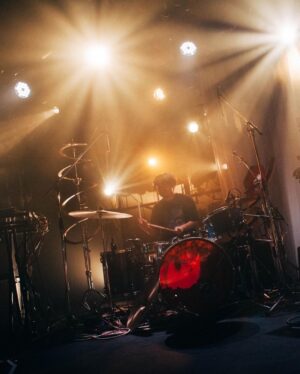 Shun Ishiwaka Instagram - During the last song I noticed that both left and right cymbals were lying on the floor.
8/16,2023
photo by @kanatarumi