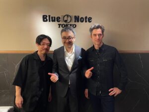 Shun Ishiwaka Instagram - TADATAKA UNNO NY Trio!!!!

急遽、海野雅威NY Trio @bluenotetokyo に参加させていただきました🏃‍♂️
みなさまありがとうございました！

とてもとても自由で楽しかった　海野さんとDanton物凄かったです、、感謝です🙏
またまたまたまたまたやりたいー！

@tadatakaunno 
@dantonboller
#tadatakaunnotrio