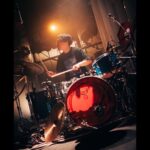 Shun Ishiwaka Instagram - During the last song I noticed that both left and right cymbals were lying on the floor. 8/16,2023 photo by @kanatarumi 渋谷 Club Quattro