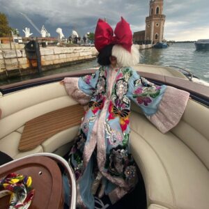 Sia Instagram - #DGLovesVenice 💕 🇮🇹 💕 #TeamSia 🎀 

Glam: @thetonyabrewer 💄