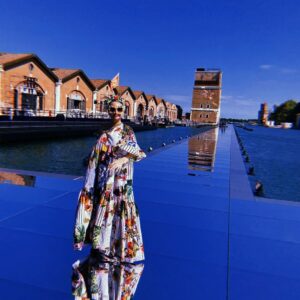 Sia Instagram - #DGLovesVenice 💕 🇮🇹 💕 #TeamSia 🎀 

Glam: @thetonyabrewer 💄