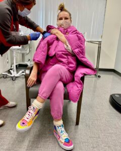 Sia Instagram - I got my shot! #igotmyshot #getvaccinated #thishippiejustgotvaccinated #somepeoplehavecompromisedimmunesystems #dontaccidentallykillsomeonewithcancerorhivbeingaccidentallyselfish ❤️ 💉
