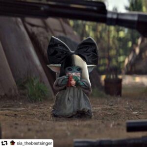 Sia Instagram - Baby Yoda knows 🎄 ❄️ ⛄️- Team Sia #EverydayIsChristmas 
#repost @sia_thebestsinger
