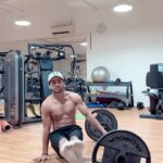 Siddharth Nigam Instagram - "Workout targeting core strength and balance."💪🏻 #FitwithSiddharthNigam #fitnessmotivation #siddharthnigam #thesiddharthnigam #trendingreels