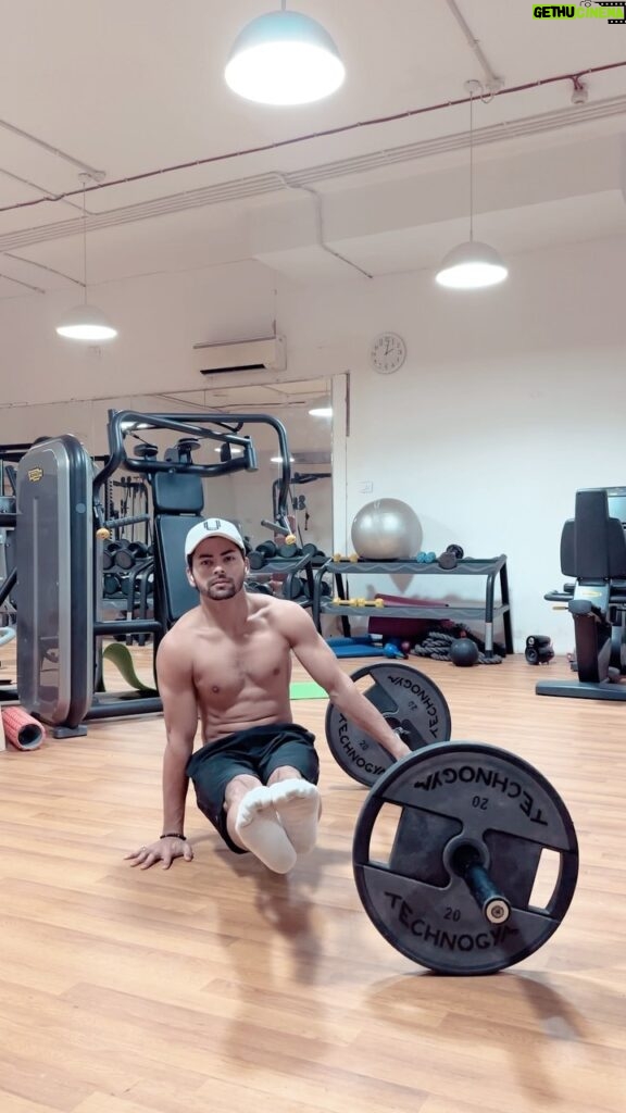 Siddharth Nigam Instagram - "Workout targeting core strength and balance."💪🏻 #FitwithSiddharthNigam #fitnessmotivation #siddharthnigam #thesiddharthnigam #trendingreels