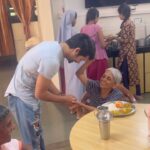 Siddharth Nigam Instagram - "Embracing traditions with a heart full of gratitude. 🙏💖 Cherishing moments of Pitra Visarjan and spreading smiles with meals for our beloved elders. Remember, respect is the greatest gift we can offer. #BlessingsOfGenerations #love #blessed