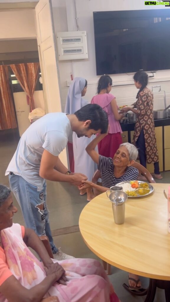 Siddharth Nigam Instagram - "Embracing traditions with a heart full of gratitude. 🙏💖 Cherishing moments of Pitra Visarjan and spreading smiles with meals for our beloved elders. Remember, respect is the greatest gift we can offer. #BlessingsOfGenerations #love #blessed