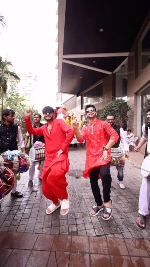 Siddharth Nigam Instagram - GANPATI BAPPA MORYA 🫶🏻🙌
W/ @thesiddharthnigam 🎶 
.
Outfit: @manishkumar330_ 
.
#abhisheknigam #abhisheknigamfam #siddharthnigam #nigambrothers #ganpatibappamorya