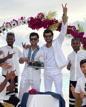 Siddharth Nigam Instagram - We had an absolutely incredible birthday celebration with the most extraordinary people at @radissonbluresortmaldives! We are immensely grateful for the tremendous effort put into cutting the cake and making it an unforgettable experience for us. Thank you from the bottom of our hearts!❤️🎂🏝️🌊 
#birthdayboys #maldives