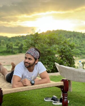 Siddharth Nigam Instagram - "Nothing is more beautiful than nature. The memories of the village came rushing back while lying down on the cot."✨❤️
#NatureNostalgia #RusticCharm #SiddharthNigam