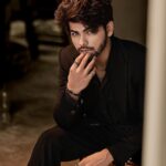 Siddharth Nigam Instagram - Write a caption for this picture 🙌🏻✨🔥 📸 : @amitkhannaphotography Hair stylist- @yash_hair7682