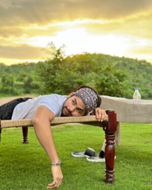 Siddharth Nigam Instagram - "Nothing is more beautiful than nature. The memories of the village came rushing back while lying down on the cot."✨❤️
#NatureNostalgia #RusticCharm #SiddharthNigam