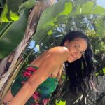 Simone Kessell Instagram - Happy New Year, let’s shake the tree 2023 🌴💚 Pic taken by my 9 year old after being told to ‘give me back my phone’ Hmmm so Maybe letting go and trusting more might be my lesson this year 😂Love love love ❤️ Byron Bay, Australia