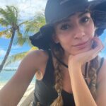 Sinem Kobal Instagram – 🌴👒🦀☺️