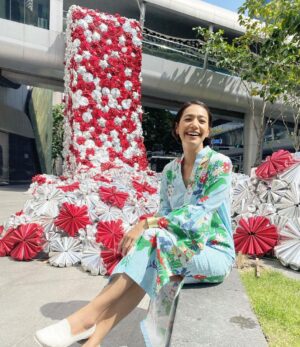 Siraphan Wattanajinda Instagram - สวย แบบ ใส่ใจ …. หมายถึงงาน Installation นี้นะจ๊ะ ☺️💚 
.
มุมสวยๆที่เห็นนี้นะคะ  สวยตั้งแต่ความคิดเริ่มต้นเลยค่ะ  ที่อยากเป็นส่วนหนึ่งของการลดปัญหาขยะล้นโลกอย่างยืน  โดยการนำวัสดุ Upcycling อย่างกระป๋องอลูมิเนียม ที่ไม่ผ่านมาตรฐานคุณภาพการผลิต  ถ่ายทอดออกมาเป็น Floral Waterfall ดอกโบตั๋น  และกระป๋องอลูมิเนียมเหล่านี้จะถูกนำไปรีไซเคิลให้เป็นกระป๋องใบใหม่  เปรียบดอกไม้ที่ยังสามารถผลิบานได้อย่างไม่รู้จบ 
.
มาถ่ายรูปสวยๆ 🥰📸 กับ Eternal Bloom  ที่ตั้งใจตกแต่งให้สวยแบบใส่ใจโลก และเพื่อการเฉลิมฉลองครบรอบ 75 ปีของ Central Department Store ได้ตั้งแต่วันนี้ ถึง 6 พ.ย. 2565 ณ ศูนย์การค้า Central Embassy กันนะคะ 
.
@centralembassy 
#EternalBloom #Central75thAnniversary
#CentralEmbassy