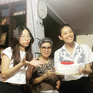 Siraphan Wattanajinda Instagram - สิ่งที่เงินซื้อไม่ได้
ครอบครัว 
ความรัก
ความผูกพันธ์
ขอบคุณมากนะคะ
.
ขอบคุณพ่อกับแม่ที่ให้ชีวิต นุ่นจะถนอมเวลาที่มีเหล่านี้ รักให้สมกับที่พ่อกับแม่รักนุ่น ดูแลให้สมกับที่พ่อกับแม่ดูแลนุ่นมาตลอด ทั้งๆที่นุ่น 41 แล้ว มีสามีแล้ว แม่กับพ่อก็ยังห่วงเสมอ ( ฉันแก่แล้วนะพวกเธอ 😂 )
.
ขอบคุณป๊ากับหม่าม้า  ที่เอ็นดู ที่ห่วงนุ่นเหมือนลูกอีกคนนะคะ  การเป็นสะใภ้สำหรับนุ่นตอนแรกมันก็จะเกร็งๆหน่อยนะคะ ทำตัวไม่ค่อยถูก 😓 ขอบคุณที่เข้าใจ ที่คอยสอน และต้อนรับนุ่นให้เป็นส่วนหนึ่งในครอบครัวนะคะ  มันอบอุ่นใจจริงๆค่ะ 
. 
ขอบคุณที่รัก ที่อยู่เคียงข้างเสมอ ไม่ขอบคุณออกสื่อมากหรอก เดี๋ยวเหลิง 🤣 ตัวเองก็รู้ว่าเค้ารู้สึกยังไง ช่ายยยยไหมกู๋ท็อป 
.
ขอบคุณคุณเพื่อน คุณน้อง ที่อยู่เป็นเพื่อนจริงๆ เป็นทั้งเพื่อน เป็นทั้งแรงงาน เป็นคนคอย support เป็นคนที่ยิ้มไปด้วยกัน เศร้าไปด้วยกัน  ดีใจที่มีพวกเธออยู่เคียงข้างนะ
.
อยากขอบคุณทุกๆอย่างที่ผ่านเข้ามาจนถึงตอนนี้ ทั้งดี ทั้งร้าย ทั้งสุข ทั้งทุกข์ ทั้งชม ทั้งเกลียด ทุกๆอย่างหล่อหลอมให้นุ่นเป็นนุ่นจริงๆ  ต่อไปนี้ไม่ว่าจะเจออะไรอีก อย่างน้อย นุ่นก็รู้ว่านุ่นมีครอบครัว มีเพื่อนที่อยู่ข้างๆ  เป็นที่พักพิง เป็นขุมพลังใจในชีวิต 
.
สุดท้าย
. 
ขอบคุณตัวเอง  เธอเก่งมากนะศิรพันธ์ ฝ่าฟันมาถึง 41 ปีจนได้  เธอแกร่งกว่าที่เธอเป็น เธอมีดีกว่าที่เธอคิด … 
ขอให้เธอยินดีที่จะมีความสุข กล้าที่จะปฏิเสธสิ่งที่ทำให้เธอทุกข์ใจ
.
เธอคู่ควรกับการเป็นเธอ กับสิ่งที่เธออยากเป็น…จริงๆ
.
#รักเธอนะตัวเอง