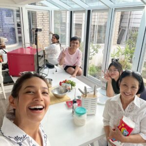 Siraphan Wattanajinda Instagram - สิ่งที่เงินซื้อไม่ได้
ครอบครัว 
ความรัก
ความผูกพันธ์
ขอบคุณมากนะคะ
.
ขอบคุณพ่อกับแม่ที่ให้ชีวิต นุ่นจะถนอมเวลาที่มีเหล่านี้ รักให้สมกับที่พ่อกับแม่รักนุ่น ดูแลให้สมกับที่พ่อกับแม่ดูแลนุ่นมาตลอด ทั้งๆที่นุ่น 41 แล้ว มีสามีแล้ว แม่กับพ่อก็ยังห่วงเสมอ ( ฉันแก่แล้วนะพวกเธอ 😂 )
.
ขอบคุณป๊ากับหม่าม้า  ที่เอ็นดู ที่ห่วงนุ่นเหมือนลูกอีกคนนะคะ  การเป็นสะใภ้สำหรับนุ่นตอนแรกมันก็จะเกร็งๆหน่อยนะคะ ทำตัวไม่ค่อยถูก 😓 ขอบคุณที่เข้าใจ ที่คอยสอน และต้อนรับนุ่นให้เป็นส่วนหนึ่งในครอบครัวนะคะ  มันอบอุ่นใจจริงๆค่ะ 
. 
ขอบคุณที่รัก ที่อยู่เคียงข้างเสมอ ไม่ขอบคุณออกสื่อมากหรอก เดี๋ยวเหลิง 🤣 ตัวเองก็รู้ว่าเค้ารู้สึกยังไง ช่ายยยยไหมกู๋ท็อป 
.
ขอบคุณคุณเพื่อน คุณน้อง ที่อยู่เป็นเพื่อนจริงๆ เป็นทั้งเพื่อน เป็นทั้งแรงงาน เป็นคนคอย support เป็นคนที่ยิ้มไปด้วยกัน เศร้าไปด้วยกัน  ดีใจที่มีพวกเธออยู่เคียงข้างนะ
.
อยากขอบคุณทุกๆอย่างที่ผ่านเข้ามาจนถึงตอนนี้ ทั้งดี ทั้งร้าย ทั้งสุข ทั้งทุกข์ ทั้งชม ทั้งเกลียด ทุกๆอย่างหล่อหลอมให้นุ่นเป็นนุ่นจริงๆ  ต่อไปนี้ไม่ว่าจะเจออะไรอีก อย่างน้อย นุ่นก็รู้ว่านุ่นมีครอบครัว มีเพื่อนที่อยู่ข้างๆ  เป็นที่พักพิง เป็นขุมพลังใจในชีวิต 
.
สุดท้าย
. 
ขอบคุณตัวเอง  เธอเก่งมากนะศิรพันธ์ ฝ่าฟันมาถึง 41 ปีจนได้  เธอแกร่งกว่าที่เธอเป็น เธอมีดีกว่าที่เธอคิด … 
ขอให้เธอยินดีที่จะมีความสุข กล้าที่จะปฏิเสธสิ่งที่ทำให้เธอทุกข์ใจ
.
เธอคู่ควรกับการเป็นเธอ กับสิ่งที่เธออยากเป็น…จริงๆ
.
#รักเธอนะตัวเอง