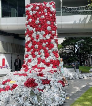 Siraphan Wattanajinda Instagram - สวย แบบ ใส่ใจ …. หมายถึงงาน Installation นี้นะจ๊ะ ☺️💚 
.
มุมสวยๆที่เห็นนี้นะคะ  สวยตั้งแต่ความคิดเริ่มต้นเลยค่ะ  ที่อยากเป็นส่วนหนึ่งของการลดปัญหาขยะล้นโลกอย่างยืน  โดยการนำวัสดุ Upcycling อย่างกระป๋องอลูมิเนียม ที่ไม่ผ่านมาตรฐานคุณภาพการผลิต  ถ่ายทอดออกมาเป็น Floral Waterfall ดอกโบตั๋น  และกระป๋องอลูมิเนียมเหล่านี้จะถูกนำไปรีไซเคิลให้เป็นกระป๋องใบใหม่  เปรียบดอกไม้ที่ยังสามารถผลิบานได้อย่างไม่รู้จบ 
.
มาถ่ายรูปสวยๆ 🥰📸 กับ Eternal Bloom  ที่ตั้งใจตกแต่งให้สวยแบบใส่ใจโลก และเพื่อการเฉลิมฉลองครบรอบ 75 ปีของ Central Department Store ได้ตั้งแต่วันนี้ ถึง 6 พ.ย. 2565 ณ ศูนย์การค้า Central Embassy กันนะคะ 
.
@centralembassy 
#EternalBloom #Central75thAnniversary
#CentralEmbassy