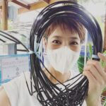 Siraphan Wattanajinda Instagram - ลวด-พระ-ทำ 🙏😊 สิ่งศักดิ์สิทธิ์ที่ควรมีติดไว้ประจำบ้าน . เพียงแค่ > ล้างถุงพลาสติก > เอาลวด-พระ-ทำ มาร้อยไว้เป็นพวงๆ > ตากให้แห้ง > แค่นี้ก็ช่วยลดขยะพลาสติกที่จะถูกเอาฝังในบ่อขยะ > ให้เค้าได้เข้าสู่กระบวนการจัดการในวิธีที่เหมาะสม . ใครอยากมาบริจาค ก็ส่งมาที่วัดได้นะคะ พลาสติกบางประเภท จะถูกนำไป recycle เพื่อทำเป็นผ้าไตรจีวร หรือผ้าอื่นๆได้ . หรือใครใกล้จุด drop point หรือจุดคืนขยะพลาสติก ก็หิ้วพวงนี้ไป นุ่นว่าก็สะดวกดีนะคะ . วัดนี้ดี กราบบบ 🙏😊 . ปล. ลวด-พระ-ทำ ทำมาจากขยะที่เป็นสายสัญญาณ ค่ะ วัดจากแดง
