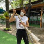 Siraphan Wattanajinda Instagram - ไม้กวาดแสนดี 💚 . ดีต่อวัด… ลานวัดสะอาด น่าเดิน น่ามอง แถมเป็นหนึ่งในอุปกรณ์ในการฝึกสมาธิได้ด้วย . ดีต่อโลก… ทำมาจากหลอดพลาสติกดูดน้ำ reuse และยืดอายุการใช้งานให้นานขึ้นอีกหน่อย ก่อนจะส่งกลับสู่การ recycle . ดีต่อชุมชน… สนับสนุนการมีรายได้เสริม ให้กับลุงป้าน้าอาในชุมชนให้มีเพิ่มขึ้น . ดีต่อใจ ทั้งคนทำ คนใช้ คนรักษ์โลกเจ้า . วัดนี้ดี กราบบบบ 🙏😊 วัดจากแดง