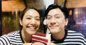 Siraphan Wattanajinda Instagram - เมื่อก่อนเคยมีความคิดว่า ชีวิตคู่ก็คือคนสองคนที่มาอยู่ด้วยกัน
พอเวลาผ่านไป สิ่งที่เป็นจริงๆ ก็คือไม่ได้มีแค่นุ่นกับท็อปเท่านั้น แต่เป็นครอบครัวของนุ่นและครอบครัวของท็อปที่จู่ๆก็กลายมาเป็นครอบครัวใหญ่ของเรา
.
ตอนแรกก็คิดแค่ว่าพ่อแม่สามีก็คือพ่อแม่ของสามีที่เราก็ต้องรักแล้วก็ต้องเคารพแหล่ะ  แต่มาวันนี้มันไม่ใช่แล้ว กลายมาเป็นว่า ท่านคือคนในครอบครัวของเราจริงๆ ที่แบ่งปันความสุข ความทุกข์ การแชร์ช่วงเวลาที่ดีด้วยกัน  พ่อกับแม่ของนุ่นก็เหมือนได้เพื่อนร่วมรุ่นเพิ่มขึ้นอีก 2 คนสนุกเม้าท์มอยกันไป  และก็ไม่ได้มีแค่คุณพ่อคุณแม่พี่ท็อป ยังมีพี่-น้อง-หลานของพี่ท็อป ที่พร้อมจะ support เวลาที่เราท้อแท้ผิดหวัง แล้วก็พร้อมจะยินดีกับเราเวลาที่เรามีความสุข 
.
กู๋ท็อปก็เหมือนกัน  เธอก็กลายมาเป็นลูกรักของคุณนายแม่  เป็นลูกเขยที่คุณพ่อชื่นชม เป็นพี่เขยที่น้องแนวคิดถึง  เป็นหลายเขยของน้าๆที่น่ารัก เป็นเพื่อนเขยที่อบอุ่นหล่อเหลาและให้เม้าท์ของเพื่อนๆนุ่นเสมอ 
.
ขอบคุณครอบครัวของเราทั้งสองนะคะ ที่อยู่ด้วยกันมาตั้งแต่เริ่มต้นความสัมพันธ์ของนุ่นกับท็อป จนถึงวันนี้ ครบ 8 ปีที่เราแต่งงานก็ยังอยู่เป็นพยานความรักให้ 
.
ขอบคุณที่เป็นพื้นที่ความอบอุ่นและพื้นที่ปลอดภัยของนุ่นกับท็อปเสมอนะคะ 💚💚💚