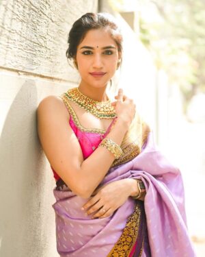 Siri Ravikumar Instagram - Harvesting joy and weaving warmth this Sankranti! 🌾✨ Greetings from Shreevaraa Design Studio 
.
.
Inframe : @siriiravikumar 
Makeup :@makeupstoriesbyyashaswini 
Accessories: @velvetboxby 
Photography: @vageeshkanth 
Location : @shreevaraadesignstudio 
.
.
.
#ShreevaraabyYashaswini #Shreevaraadesignerstudio #designerstudio #bridalcouture #BridesofBengaluru #Sindhuloknath #BridesofIndia #NewBelroad #Brides  #halfsaree #bridaloutfits #bridesofkarnataka #ShreevaraabyYashaswini #Shreevaraadesignerstudio #designerstudio #bridalcouture #BridesofBengaluru #Sindhuloknath #BridesofIndia #NewBelroad #Brides  #halfsaree #bridaloutfits #bridesofkarnataka