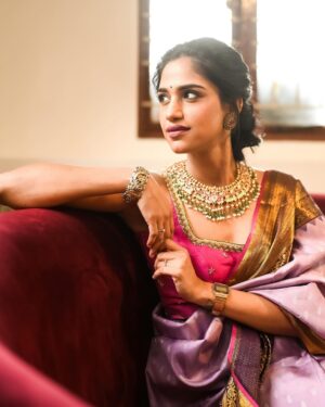Siri Ravikumar Instagram - Harvesting joy and weaving warmth this Sankranti! 🌾✨ Greetings from Shreevaraa Design Studio 
.
.
Inframe : @siriiravikumar 
Makeup :@makeupstoriesbyyashaswini 
Accessories: @velvetboxby 
Photography: @vageeshkanth 
Location : @shreevaraadesignstudio 
.
.
.
#ShreevaraabyYashaswini #Shreevaraadesignerstudio #designerstudio #bridalcouture #BridesofBengaluru #Sindhuloknath #BridesofIndia #NewBelroad #Brides  #halfsaree #bridaloutfits #bridesofkarnataka #ShreevaraabyYashaswini #Shreevaraadesignerstudio #designerstudio #bridalcouture #BridesofBengaluru #Sindhuloknath #BridesofIndia #NewBelroad #Brides  #halfsaree #bridaloutfits #bridesofkarnataka