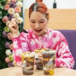 Sirinya Puengsuwan Instagram - ใคร ๆ ก็รู้ว่ารินชอบกินของอร่อย ๆแล้วยิ่งโชคดีที่ของอร่อยสุดโปรดของรินดันดีต่อสุขภาพอีกด้วย~ ใช่แล้วค่ะ รินกำลังพูดถึงเจ้า Acai ผลไม้ Superfood รสเด็ดที่ดีต่อร่างกายแบบสุด ๆ จะเอามาใส่ Bowls หรือทำเป็น Smoothiesได้รสหวาน ๆ เปรี้ยว ๆ ถูกปาก กินเพลินพร้อมมอบความสดชื่นของแบรนด์ Oak Berry ที่ถ้ารินผ่านเมื่อไหร่เป็นต้องแวะซื้ออยู่ตลอดเพราะเราจะได้เลือก Topping ตามใจชอบเลย 🌈 จะใส่ทุกอย่างถ้าเน้นความหลากหลาย หรือจะเลือกเฉพาะของโปรดของเราก็เลือกในแบบตัวเองได้เลย เพื่อน ๆ ที่กำลังมองหาของอร่อยเพื่อสุขภาพแนะนำให้มาลองที่ Oak Berry ได้เลย #oakberry #oakberryth #respecttheoak #millionsofbetterchoice