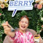 Sirinya Puengsuwan Instagram - ใคร ๆ ก็รู้ว่ารินชอบกินของอร่อย ๆแล้วยิ่งโชคดีที่ของอร่อยสุดโปรดของรินดันดีต่อสุขภาพอีกด้วย~ ใช่แล้วค่ะ รินกำลังพูดถึงเจ้า Acai ผลไม้ Superfood รสเด็ดที่ดีต่อร่างกายแบบสุด ๆ จะเอามาใส่ Bowls หรือทำเป็น Smoothiesได้รสหวาน ๆ เปรี้ยว ๆ ถูกปาก กินเพลินพร้อมมอบความสดชื่นของแบรนด์ Oak Berry ที่ถ้ารินผ่านเมื่อไหร่เป็นต้องแวะซื้ออยู่ตลอดเพราะเราจะได้เลือก Topping ตามใจชอบเลย 🌈 จะใส่ทุกอย่างถ้าเน้นความหลากหลาย หรือจะเลือกเฉพาะของโปรดของเราก็เลือกในแบบตัวเองได้เลย เพื่อน ๆ ที่กำลังมองหาของอร่อยเพื่อสุขภาพแนะนำให้มาลองที่ Oak Berry ได้เลย #oakberry #oakberryth #respecttheoak #millionsofbetterchoice