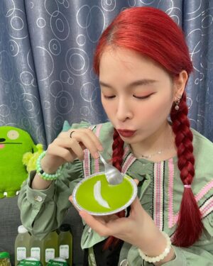 Sirinya Puengsuwan Instagram - เมนูใหม่จากหยกสด!! “ขนมถ้วย💚🤍” เมนูที่ไม่เหมือนใครด้วยตัวแป้งด้านบนที่นุ่มเป็นพิเศษ ด้านล่างกะทิแน่นพร้อมมะพร้าวอ่อนหั่นชิ้น หวานน้อย ไม่เลี่ยน ละมุนลิ้นสุดๆ 

นอกจากนี้ หยกสด ยังมีเมนูขนมอื่นๆ ให้ลองกันอีกด้วยนะ บอกเลยว่าทุกเมนูของหยกสด หวานน้อยทุกอย่าง กินได้แบบรู้สึกผิดต่อตัวเองน้อยลง 😁

เมนูขนมถ้วยนี้ มีวางจำหน่ายทุกสาขาทั่วประเทศตั้งแต่วันที่ 20 กุมภาพันธ์ 2566 เป็นต้นไปหรือสามารถสอบถามข้อมูลเพิ่มเติมได้เลยที่ Line: @yoksodbaitoey ได้เลยนะคะ

#หยกสด #riin_poriin #ขนมถ้วย