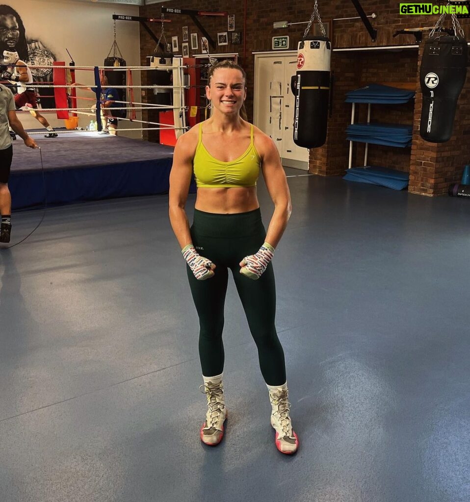 Skye Nicolson Instagram - Attack the week!!! 10 rounds in the bank. 19 days to go!!!! 👑✨ cmonnnn 😤😤 London, United Kingdom