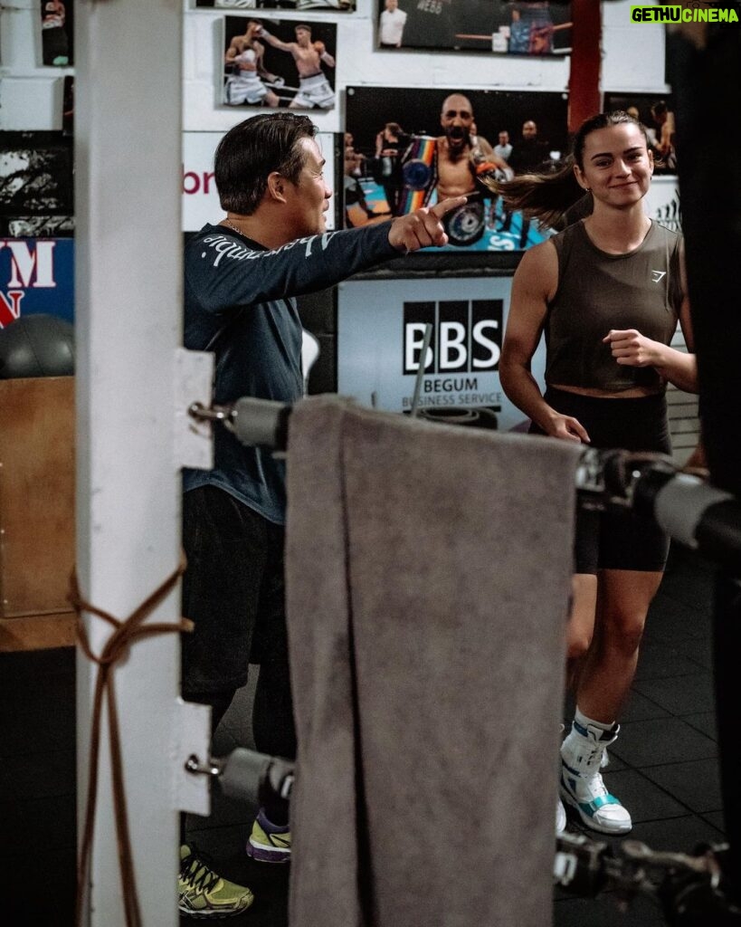 Skye Nicolson Instagram - Typical day in the office 💼 @eddie_lam71 telling me off about something 🤪 Ibox Gym