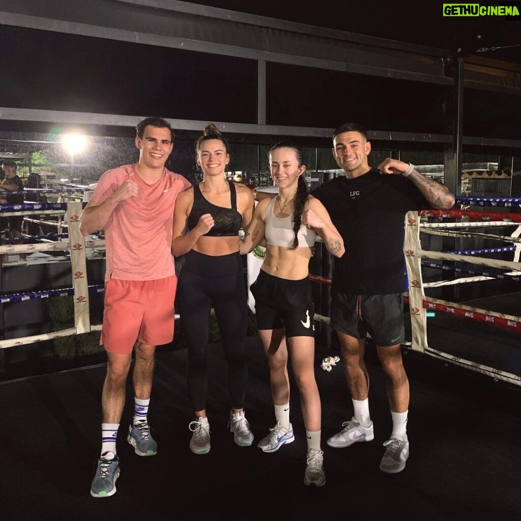 Skye Nicolson Instagram - Training weekend away 🇪🇸 🥊 ☀ 🏃‍♀ 🏋🏻‍♀💪 Real Club Padel Marbella