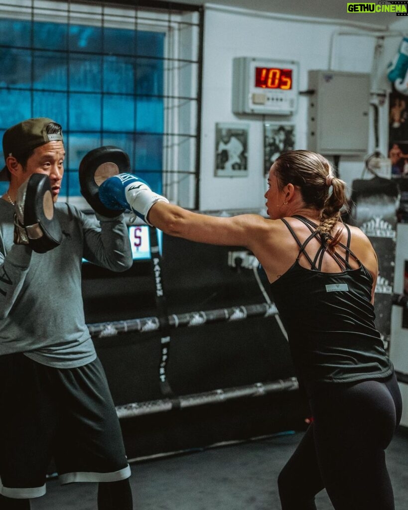 Skye Nicolson Instagram - World title camp officially underway 🤩🌟👑💪🥊❤ soooo hAppY 😃 looooove this lifeee ❤❤❤ London, United Kingdom