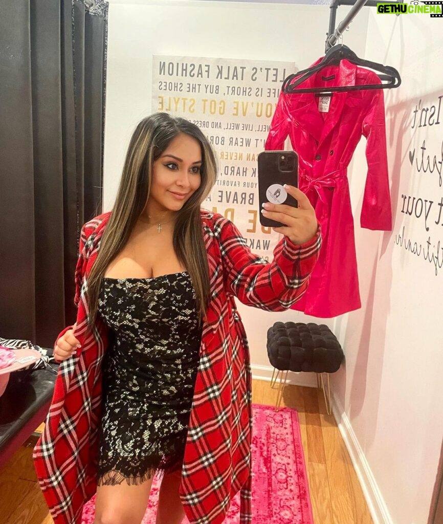 Snooki Instagram - Shop with me this weekend!!!!! @thesnookishop Valentines Sale for my mawmas! Code: VDAY23 💋💕 THE SNOOKI SHOP