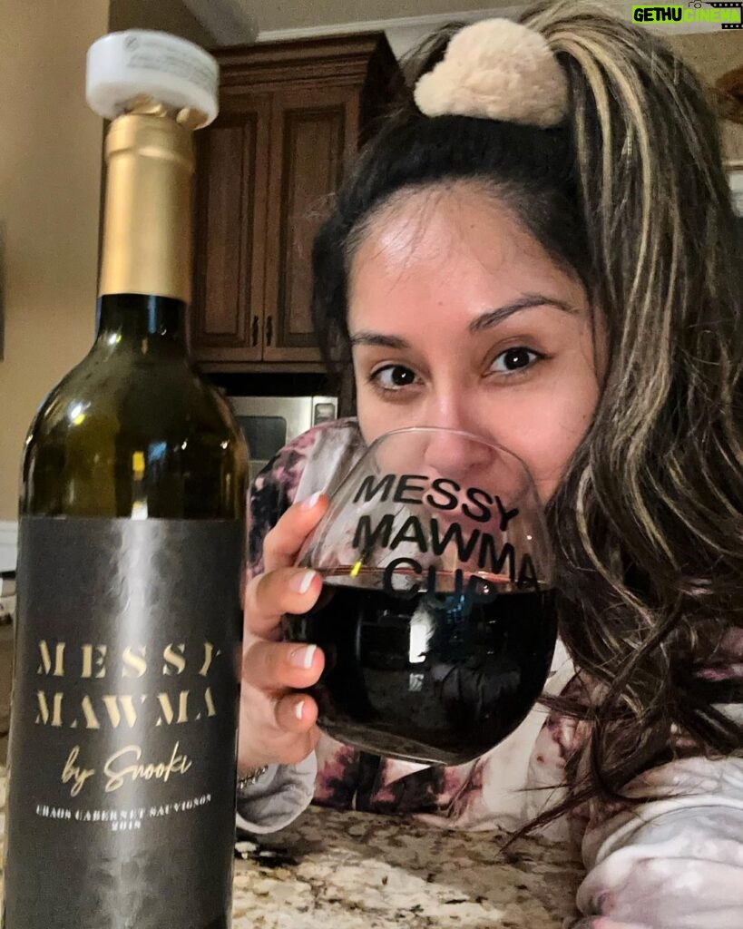 Snooki Instagram - SALUD🍷 treating all my mawmas to 15% OFF my wine! Use code: MESSYGAL You’re welcome. 💋