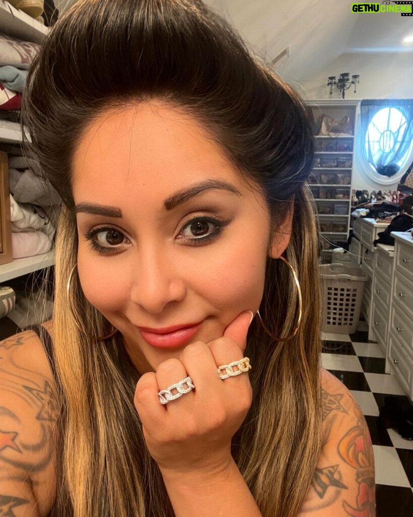 Snooki Instagram - She’s bringing back the poof with the jewelry drop tomorrow 💁🏽‍♀️✨ MAWMAS FAV PIECES are dropping in my first exclusive collection tomorrow! I’m talking lots of bling & hoops for dayssss! 💋 @thesnookishop THE SNOOKI SHOP