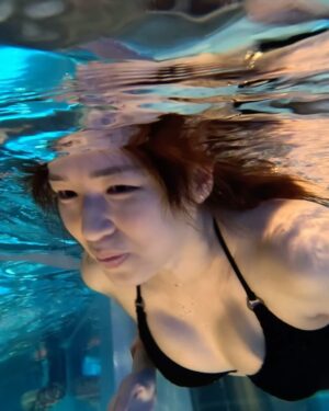 Snow Suen Instagram - 點解人人都可以游得咁優美，
但無論我幾盡力扮優雅，
出嚟嘅效果點都似一條殺人鯨多啲😅
#怕水怕到乸埋口面