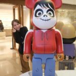 Snow Suen Instagram - 屋企又多兩隻大顛嘅收藏！ 仲可以做善事！善款將撥捐予「香港血癌基金」！ 就係呢2隻Disney 100 CHRISTMAS LOVE 2000% BE@RBRICK UP，我揀咗一隻係Coco嘅Miguel，因為呢套電影係Riley嘅最愛！所以媽媽將呢隻獨一無二嘅Miguel Be@rbrick送俾佢做聖誕禮物，希望佢長大會 “remember me”🫶🏻 另一隻係爸爸送俾肉肉哥，佢揀咗小木偶入面隻小蟋蟀，爸爸話，因為夠特別， BE@RBRICK從來冇出過呢一款喎~ 大家可以去海港城打個咭！ 今次破天荒推出100隻獨一無二2000%迪士尼角色BE@RBRICK模型，有成140厘米高！所以諗緊展出完可以放邊度😂 #期間限定店 #有我最愛嘅Gingerbread Mickey Mouse #活動會將所有收益扣除部分成本後 #將撥捐予「香港血癌基金」， #大家可以做吓善事 #過一個有意義嘅聖誕節！ @HarbourCity #HarbourCity #Disney100 #Disney100HongKong @medicom_toy #BEARBRICK